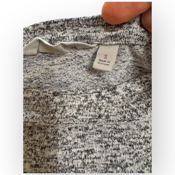 EUC Athleta Lightweight Long Sleeve Knit Pullover Gray S - Picture 4 of 7